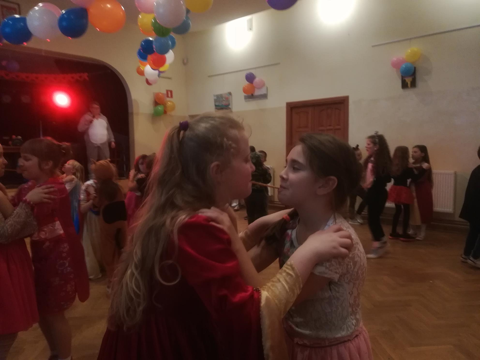 ZABAWA KARNAWAŁOWA UCZNIÓW KLAS I-III W SĘKOWEJ